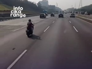 Ilustrasi kendaraan melintas di Jalan Tol Jakarta–Cikampek. Aksi pengendara motor yang masuk ke jalur tol kembali viral dan menuai berbagai reaksi warganet di media sosial.