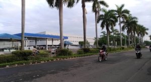 Massa buruh dari Federasi Serikat Pekerja Global Indonesia (FSPGI) menggelar aksi unjuk rasa di depan gerbang PT Indonesia Epson Industry, kawasan industri EJIP, Cikarang Selatan.