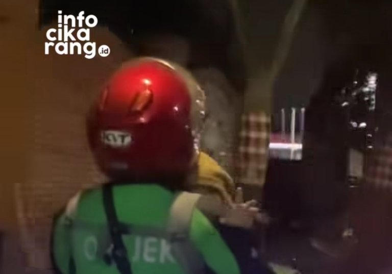 Ilustrasi driver ojek online perempuan yang sedang membawa penumpang anak. Aksi perjuangan ibu di Bandung menjadi sorotan dan viral di media sosial.