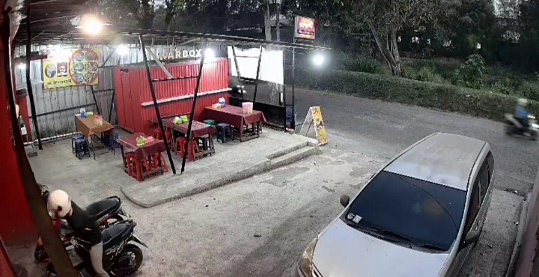 Rekaman CCTV memperlihatkan pelaku pencurian sepeda motor beraksi di kawasan Pasar Bersih Jababeka, Desa Jayamukti, Kecamatan Cikarang Pusat, Kabupaten Bekasi.
