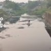 Kondisi air di Bendungan Kali Cilemahabang, Kabupaten Bekasi, tampak menghitam dengan rona keunguan di sejumlah titik.