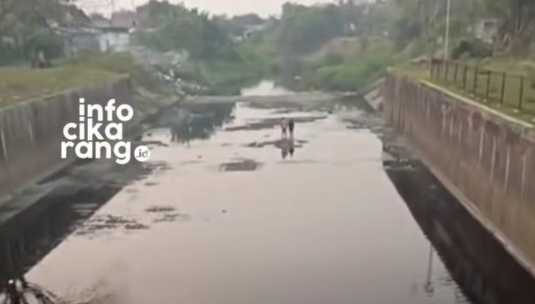 Kondisi air di Bendungan Kali Cilemahabang, Kabupaten Bekasi, tampak menghitam dengan rona keunguan di sejumlah titik.