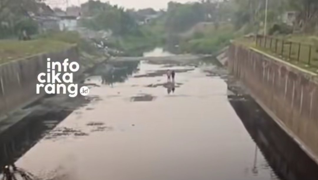Kondisi air di Bendungan Kali Cilemahabang, Kabupaten Bekasi, tampak menghitam dengan rona keunguan di sejumlah titik.