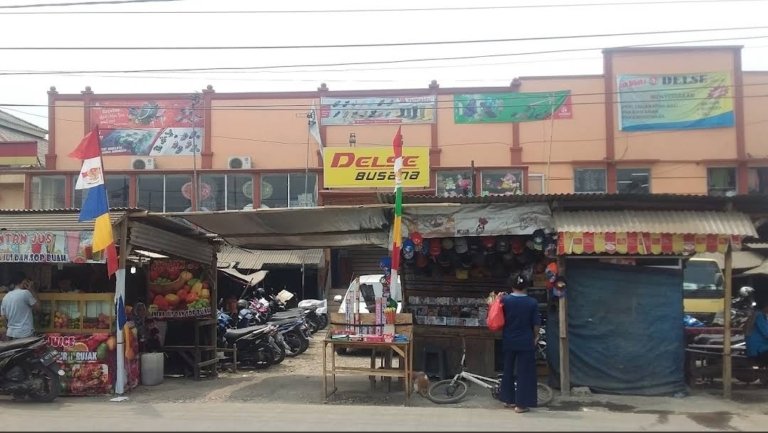 Petugas kepolisian melakukan olah tempat kejadian perkara (TKP) di sebuah ruko kawasan Pasar Tegal Danas, Cikarang Pusat, setelah seorang pekerja bangunan ditemukan meninggal dunia saat proses renovasi.