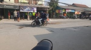 Petugas kepolisian melakukan olah TKP di lokasi kecelakaan maut yang menewaskan seorang pengendara sepeda motor setelah terlindas truk di Jalan Raya Tegal Danas, Cikarang Pusat, Kabupaten Bekasi, Jumat (3/7/2026).