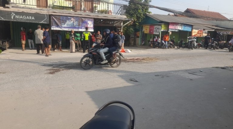 Petugas kepolisian melakukan olah TKP di lokasi kecelakaan maut yang menewaskan seorang pengendara sepeda motor setelah terlindas truk di Jalan Raya Tegal Danas, Cikarang Pusat, Kabupaten Bekasi, Jumat (3/7/2026).