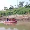 Tim SAR gabungan bersama Basarnas, BPBD, Polairud, dan relawan menyisir aliran Sungai Citarum pada hari kedua pencarian seorang pelajar SMP yang dilaporkan tenggelam di Karawang.