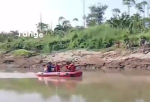 Tim SAR gabungan bersama Basarnas, BPBD, Polairud, dan relawan menyisir aliran Sungai Citarum pada hari kedua pencarian seorang pelajar SMP yang dilaporkan tenggelam di Karawang.