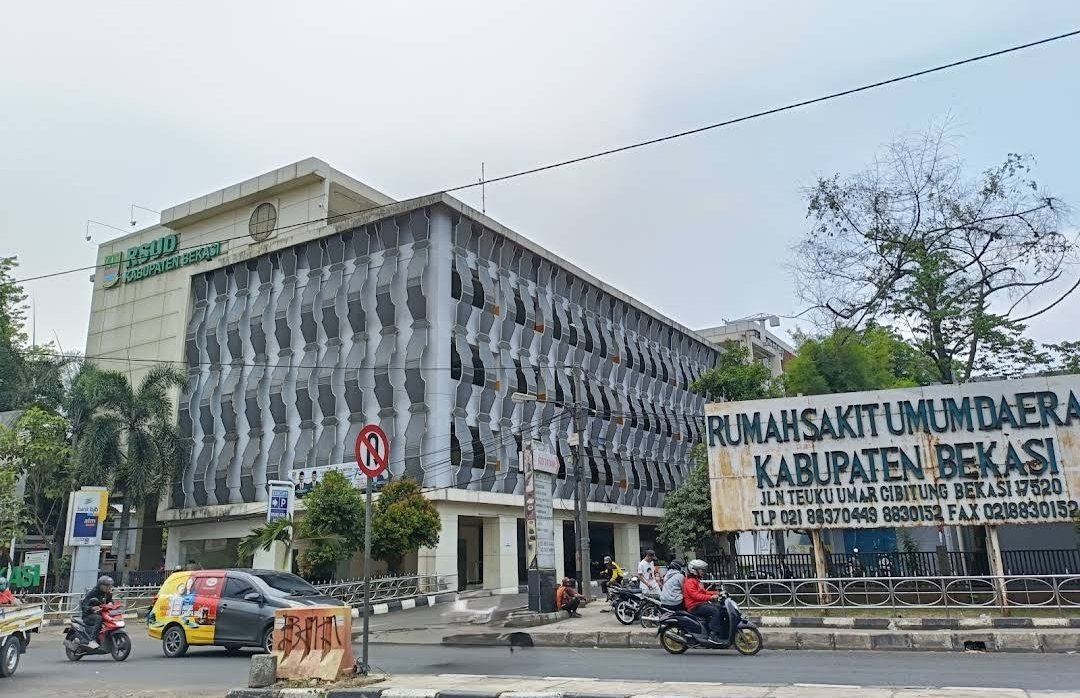 Gedung RSUD Kabupaten Bekasi. DPRD Kabupaten Bekasi menyoroti kondisi keuangan rumah sakit setelah LHP BPK mencatat utang belanja mencapai Rp60,68 miliar pada akhir tahun 2025.