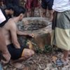 Tim Rescue Dinas Pemadam Kebakaran dan Penyelamatan Kabupaten Bekasi bersama unsur terkait mengevakuasi balita yang terjatuh ke dalam sumur tua di Kampung Babakan, Desa Sukasari, Kecamatan Serang Baru, Jumat (10/7/2026).