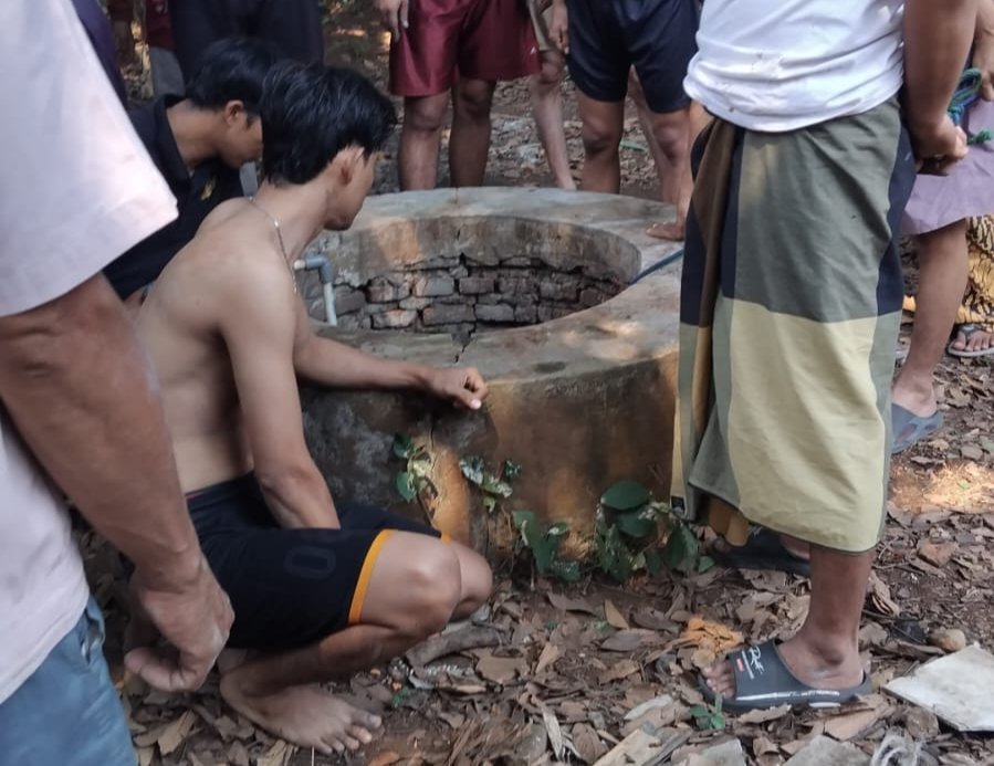 Tim Rescue Dinas Pemadam Kebakaran dan Penyelamatan Kabupaten Bekasi bersama unsur terkait mengevakuasi balita yang terjatuh ke dalam sumur tua di Kampung Babakan, Desa Sukasari, Kecamatan Serang Baru, Jumat (10/7/2026).