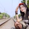 Petugas Polsek Cikarang Barat menunjukkan barang bukti dalam kasus pembunuhan Faisal Anwar alias Kodok. Polisi memastikan pelaku telah ditangkap, sementara perempuan bernama Mondi hanya berstatus sebagai saksi.