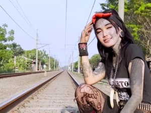 Petugas Polsek Cikarang Barat menunjukkan barang bukti dalam kasus pembunuhan Faisal Anwar alias Kodok. Polisi memastikan pelaku telah ditangkap, sementara perempuan bernama Mondi hanya berstatus sebagai saksi.