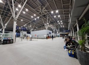 Suasana Stasiun Cikarang yang menjadi titik transit ribuan pekerja setiap hari. KAI menilai perpanjangan layanan KRL hingga Cikampek menjadi kebutuhan mendesak untuk mengakomodasi mobilitas masyarakat.