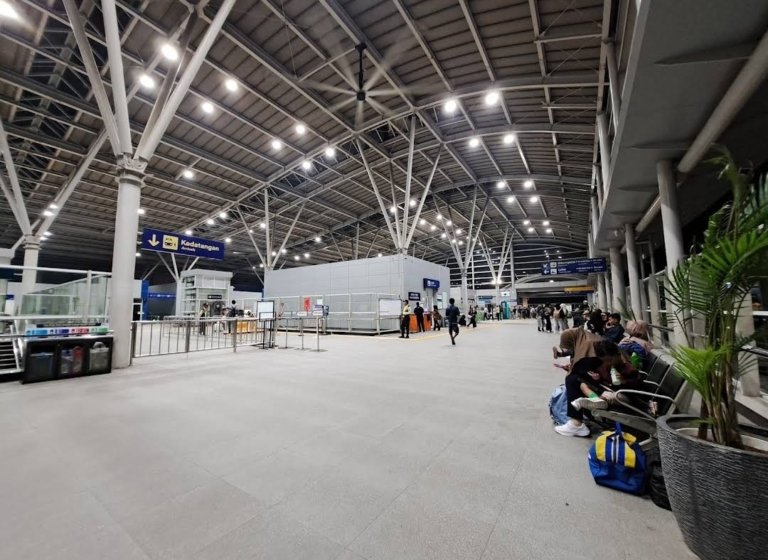 Suasana Stasiun Cikarang yang menjadi titik transit ribuan pekerja setiap hari. KAI menilai perpanjangan layanan KRL hingga Cikampek menjadi kebutuhan mendesak untuk mengakomodasi mobilitas masyarakat.