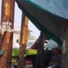 Petugas gabungan melakukan penanganan kecelakaan yang melibatkan truk tronton di Jalan Raya Setu, Desa Telajung, Kecamatan Cikarang Barat, Kabupaten Bekasi, Senin (13/7/2026). Alat berat diterjunkan untuk membantu proses evakuasi kendaraan.