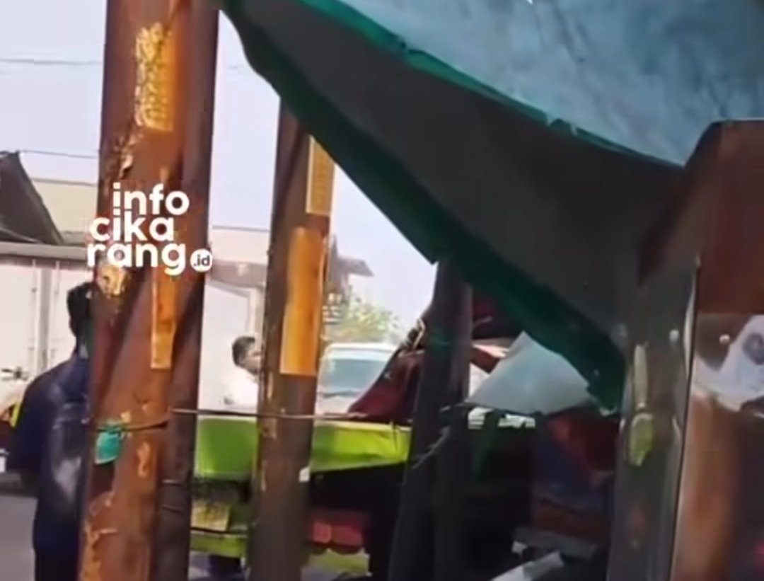 Petugas gabungan melakukan penanganan kecelakaan yang melibatkan truk tronton di Jalan Raya Setu, Desa Telajung, Kecamatan Cikarang Barat, Kabupaten Bekasi, Senin (13/7/2026). Alat berat diterjunkan untuk membantu proses evakuasi kendaraan.
