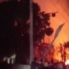 Kebakaran melanda lapak penjualan palet kayu di Jalan Raya Bekasi, Desa Waringinjaya, Kecamatan Kedungwaringin, Kabupaten Bekasi, Rabu (15/7/2026). Asap hitam pekat dan kobaran api terlihat membesar dari lokasi kejadian.