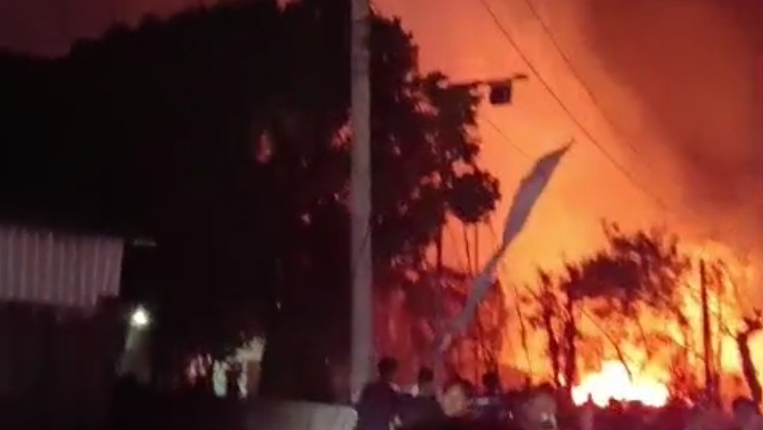 Kebakaran melanda lapak penjualan palet kayu di Jalan Raya Bekasi, Desa Waringinjaya, Kecamatan Kedungwaringin, Kabupaten Bekasi, Rabu (15/7/2026). Asap hitam pekat dan kobaran api terlihat membesar dari lokasi kejadian.