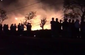 Petugas pemadam kebakaran berupaya memadamkan kobaran api yang melalap lapak penjualan palet kayu di Jalan Raya Bekasi, Desa Waringinjaya, Kecamatan Kedungwaringin, Kabupaten Bekasi, Rabu (15/7/2026).