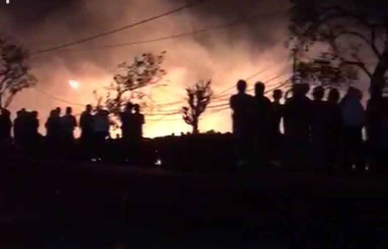 Petugas pemadam kebakaran berupaya memadamkan kobaran api yang melalap lapak penjualan palet kayu di Jalan Raya Bekasi, Desa Waringinjaya, Kecamatan Kedungwaringin, Kabupaten Bekasi, Rabu (15/7/2026).