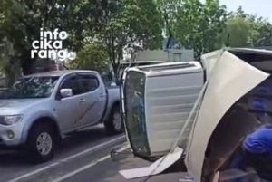 Truk box terguling di Jalan Pemuda, kawasan Rawamangun, Kecamatan Pulo Gadung, Jakarta Timur, Kamis (16/7/2026). Peristiwa tersebut menyebabkan arus lalu lintas menuju Jalan Pramuka mengalami perlambatan.
