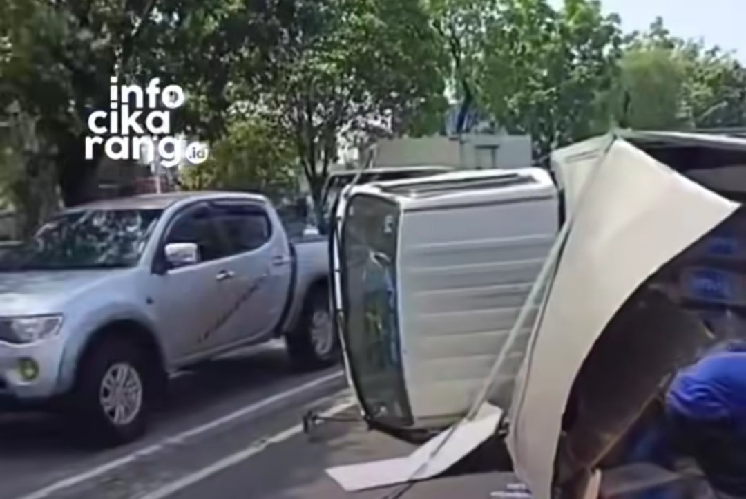 Truk box terguling di Jalan Pemuda, kawasan Rawamangun, Kecamatan Pulo Gadung, Jakarta Timur, Kamis (16/7/2026). Peristiwa tersebut menyebabkan arus lalu lintas menuju Jalan Pramuka mengalami perlambatan.