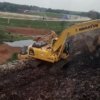 Tumpukan sampah di TPA Burangkeng, Kabupaten Bekasi. Temuan BPK terkait pengelolaan alat berat senilai Rp24,56 miliar menjadi perhatian DPRD, sementara DLH menegaskan tidak ada kerugian negara dan menyebut persoalan bersifat administratif.
