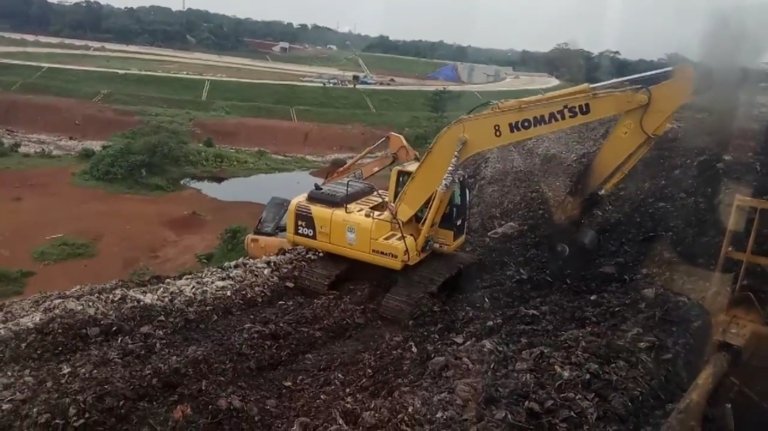 Tumpukan sampah di TPA Burangkeng, Kabupaten Bekasi. Temuan BPK terkait pengelolaan alat berat senilai Rp24,56 miliar menjadi perhatian DPRD, sementara DLH menegaskan tidak ada kerugian negara dan menyebut persoalan bersifat administratif.