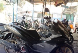 Lokasi di depan Indomaret Sukadanau, Warung Bongkok, Cikarang Barat, tempat seorang pria diduga membawa kabur sepeda motor milik warga setelah berpura-pura mencari kontrakan, Senin (13/7/2026).
