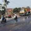 Kondisi tumpahan oli di depan Khitan C Plus Lemahabang, Kabupaten Bekasi, yang membuat permukaan jalan licin dan berpotensi membahayakan pengendara.