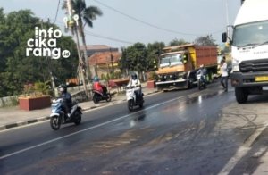 Kondisi tumpahan oli di depan Khitan C Plus Lemahabang, Kabupaten Bekasi, yang membuat permukaan jalan licin dan berpotensi membahayakan pengendara.