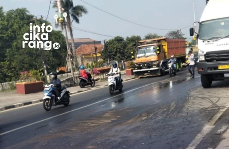 Kondisi tumpahan oli di depan Khitan C Plus Lemahabang, Kabupaten Bekasi, yang membuat permukaan jalan licin dan berpotensi membahayakan pengendara.