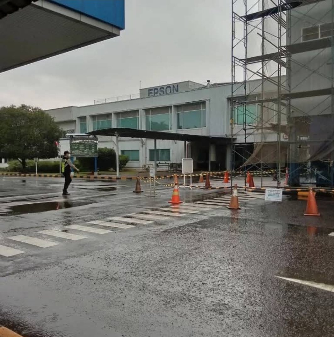 Kuasa hukum Kasworo Hadi Santoso memberikan keterangan kepada awak media terkait polemik kepengurusan Koperasi Karyawan PT Indonesia Epson Industry di Cikarang Pusat.