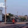 Tangkapan layar video memperlihatkan momen petugas jaga lintasan (PJL) menyelamatkan seorang pejalan kaki yang nyaris tertabrak KA Papandayan di JPL 118 Stasiun Lemah Abang, Kabupaten Bekasi.