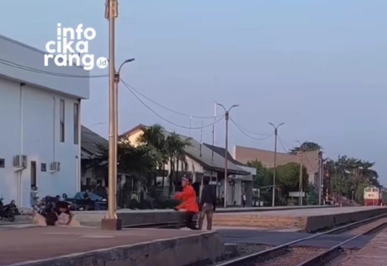 Tangkapan layar video memperlihatkan momen petugas jaga lintasan (PJL) menyelamatkan seorang pejalan kaki yang nyaris tertabrak KA Papandayan di JPL 118 Stasiun Lemah Abang, Kabupaten Bekasi.