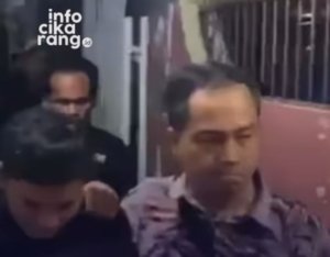 Personel Satreskrim Polres Metro Bekasi mengamankan terduga pelaku penganiayaan terhadap seorang perempuan usai dilakukan penelusuran hingga ke wilayah Jakarta Timur.