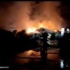Petugas pemadam kebakaran melakukan proses pendinginan di lokasi kebakaran PT Tri-Wall Indonesia, kawasan GIIC Deltamas, Cikarang Pusat, Kamis (23/7/2026). Polisi masih menyelidiki penyebab kebakaran.