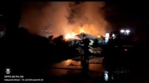 Petugas pemadam kebakaran melakukan proses pendinginan di lokasi kebakaran PT Tri-Wall Indonesia, kawasan GIIC Deltamas, Cikarang Pusat, Kamis (23/7/2026). Polisi masih menyelidiki penyebab kebakaran.