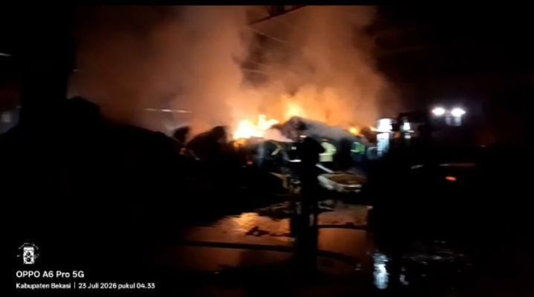 Petugas pemadam kebakaran melakukan proses pendinginan di lokasi kebakaran PT Tri-Wall Indonesia, kawasan GIIC Deltamas, Cikarang Pusat, Kamis (23/7/2026). Polisi masih menyelidiki penyebab kebakaran.