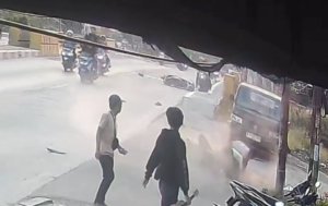 Tangkapan layar video yang memperlihatkan seorang remaja terjatuh dari sepeda motor saat diduga terjadi aksi tawuran antarpelajar di Kampung Mareleng.