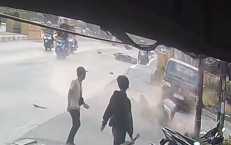 Tangkapan layar video yang memperlihatkan seorang remaja terjatuh dari sepeda motor saat diduga terjadi aksi tawuran antarpelajar di Kampung Mareleng.