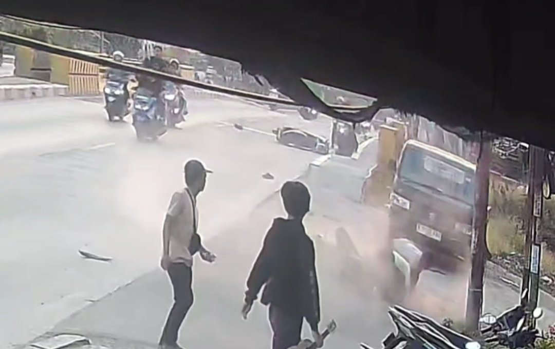 Tangkapan layar video yang memperlihatkan seorang remaja terjatuh dari sepeda motor saat diduga terjadi aksi tawuran antarpelajar di Kampung Mareleng.