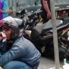 Kondisi sepeda motor yang mengalami kerusakan parah setelah menghantam bagian belakang truk di Jalan Raya Pantura Cikarang Barat, tepat di seberang Polsek Cikarang Barat.