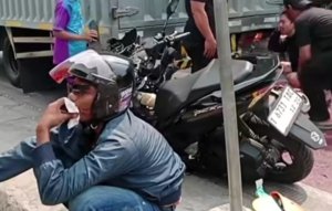 Kondisi sepeda motor yang mengalami kerusakan parah setelah menghantam bagian belakang truk di Jalan Raya Pantura Cikarang Barat, tepat di seberang Polsek Cikarang Barat.