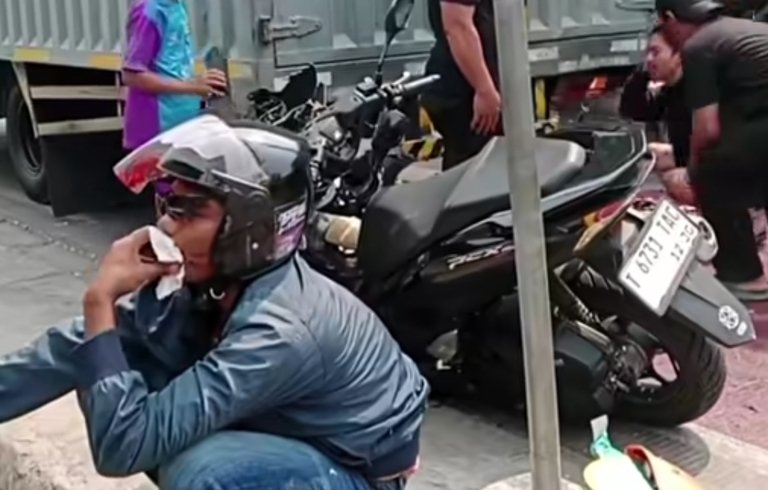 Kondisi sepeda motor yang mengalami kerusakan parah setelah menghantam bagian belakang truk di Jalan Raya Pantura Cikarang Barat, tepat di seberang Polsek Cikarang Barat.