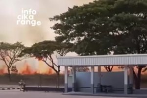 Asap tebal membubung dari kebakaran lahan alang-alang di kawasan Delta Silicon, Cikarang, Kabupaten Bekasi, Selasa (28/7/2026). Api berhasil dipadamkan oleh petugas Damkar.