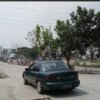 Kondisi ruas jalan di Kampung Tegal Danas, Desa Hegarmukti, Cikarang Pusat, yang dipenuhi debu dan ceceran material beton diduga berasal dari aktivitas truk molen pengangkut beton.