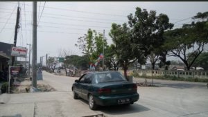 Kondisi ruas jalan di Kampung Tegal Danas, Desa Hegarmukti, Cikarang Pusat, yang dipenuhi debu dan ceceran material beton diduga berasal dari aktivitas truk molen pengangkut beton.