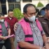 Dua tersangka dugaan korupsi pemasangan sambungan air bersih Perumda Tirta Bhagasasi digiring menuju Lapas Kelas IIA Cikarang usai ditetapkan sebagai tersangka oleh Kejari Kabupaten Bekasi.